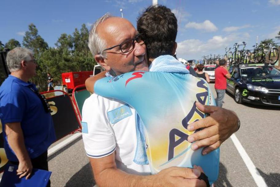 L’abbraccio dopo il trionfo con il direttore sportivo dell’Astana Giuseppe Martinelli. Bettini